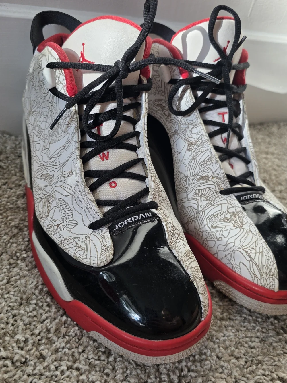 Jordan Men’s White/Black/Red Retro Basketball Shoes